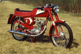 La Morini 125 è sempre stata rinomata per le sue doti di robustezza e per l’ottima qualità complessiva. Questa è la prima versione del Corsaro Veloce, prodotta dal 1962 al 1964