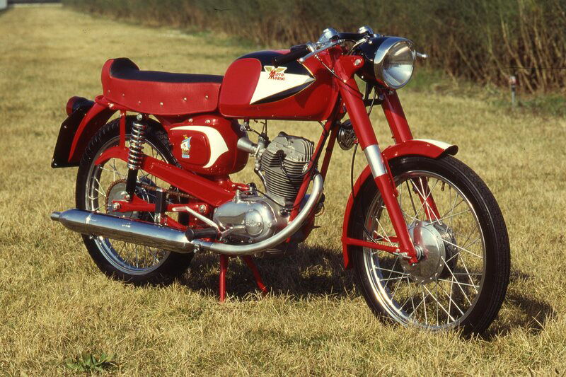 La Morini 125 &egrave; sempre stata rinomata per le sue doti di robustezza e per l&rsquo;ottima qualit&agrave; complessiva. Questa &egrave; la prima versione del Corsaro Veloce, prodotta dal 1962 al 1964