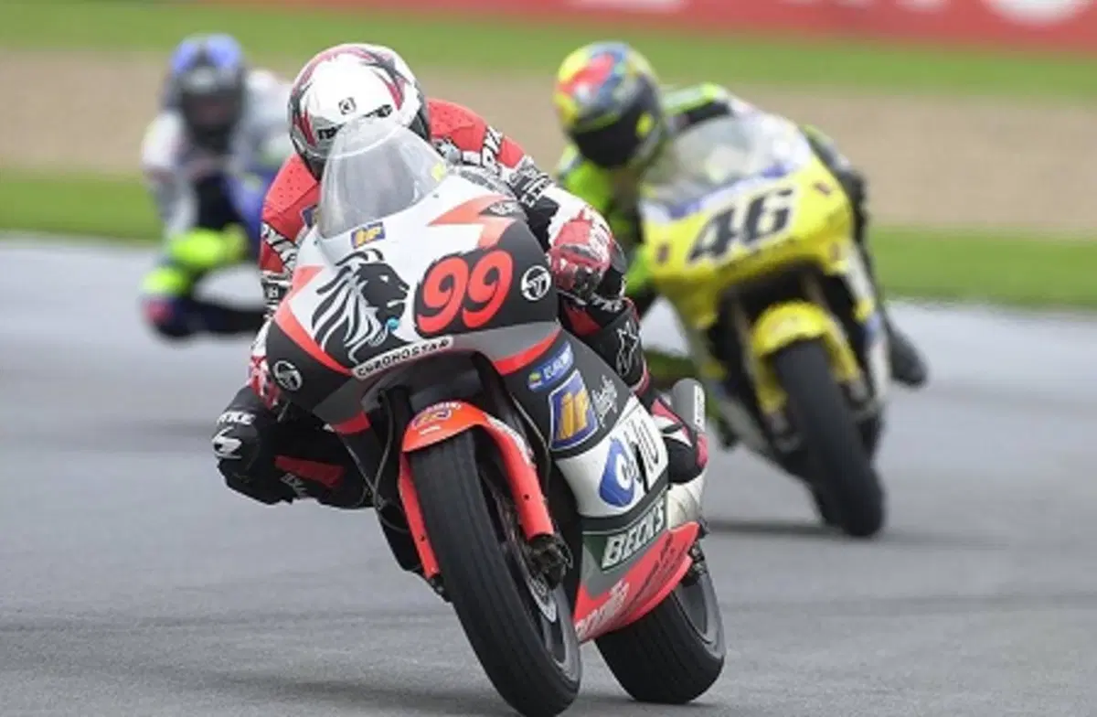 Jeremy McWilliams, 50 anni, in sella a una Moto2 nel GP di Silverstone (3)