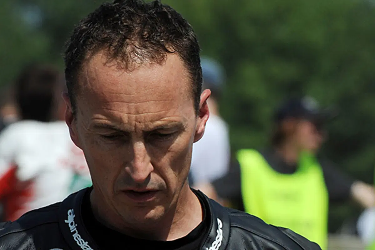 Jeremy McWilliams, 50 anni, in sella a una Moto2 nel GP di Silverstone (4)