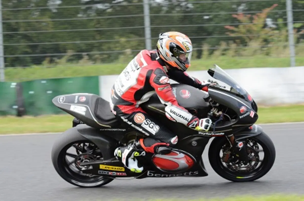 Jeremy McWilliams, 50 anni, in sella a una Moto2 nel GP di Silverstone