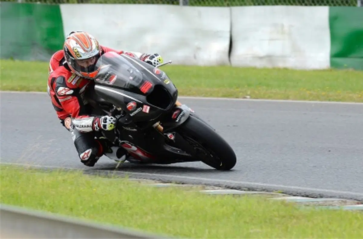 Jeremy McWilliams, 50 anni, in sella a una Moto2 nel GP di Silverstone (2)