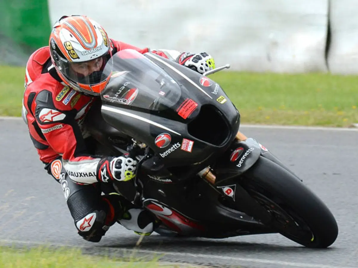 Jeremy McWilliams, 50 anni, in sella a una Moto2 nel GP di Silverstone (5)