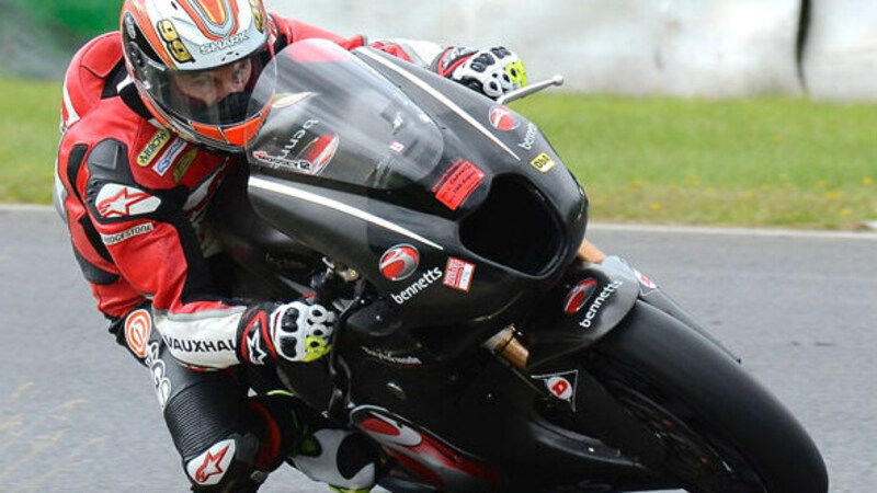 Jeremy McWilliams, 50 anni, in sella a una Moto2 nel GP di Silverstone