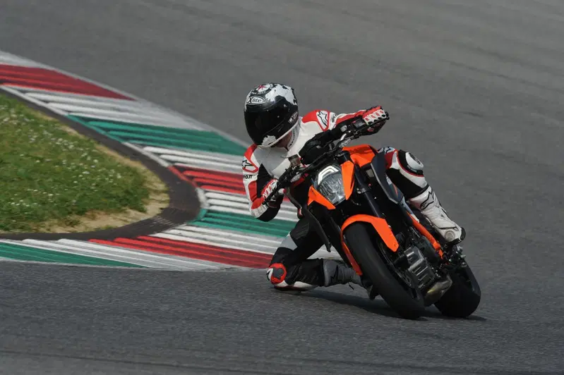 Comoda e naturale, la posizione della Super Duke 1290 R asseconda anche nella guida in pista