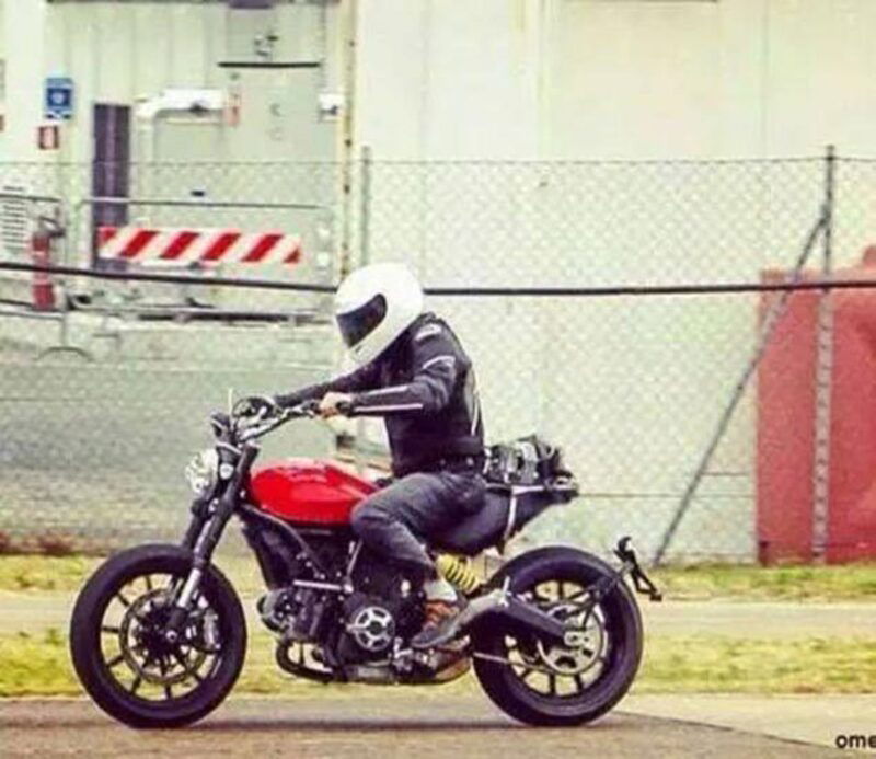 Una foto spia della nuova Ducati Scrambler