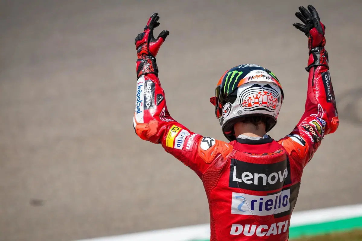 La rovinosa caduta di Pecco Bagnaia (11)