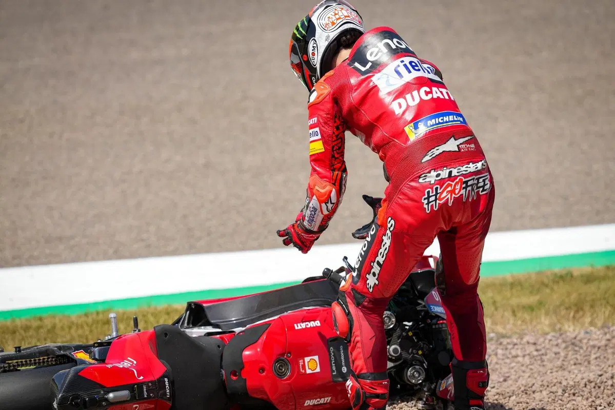 La rovinosa caduta di Pecco Bagnaia (12)