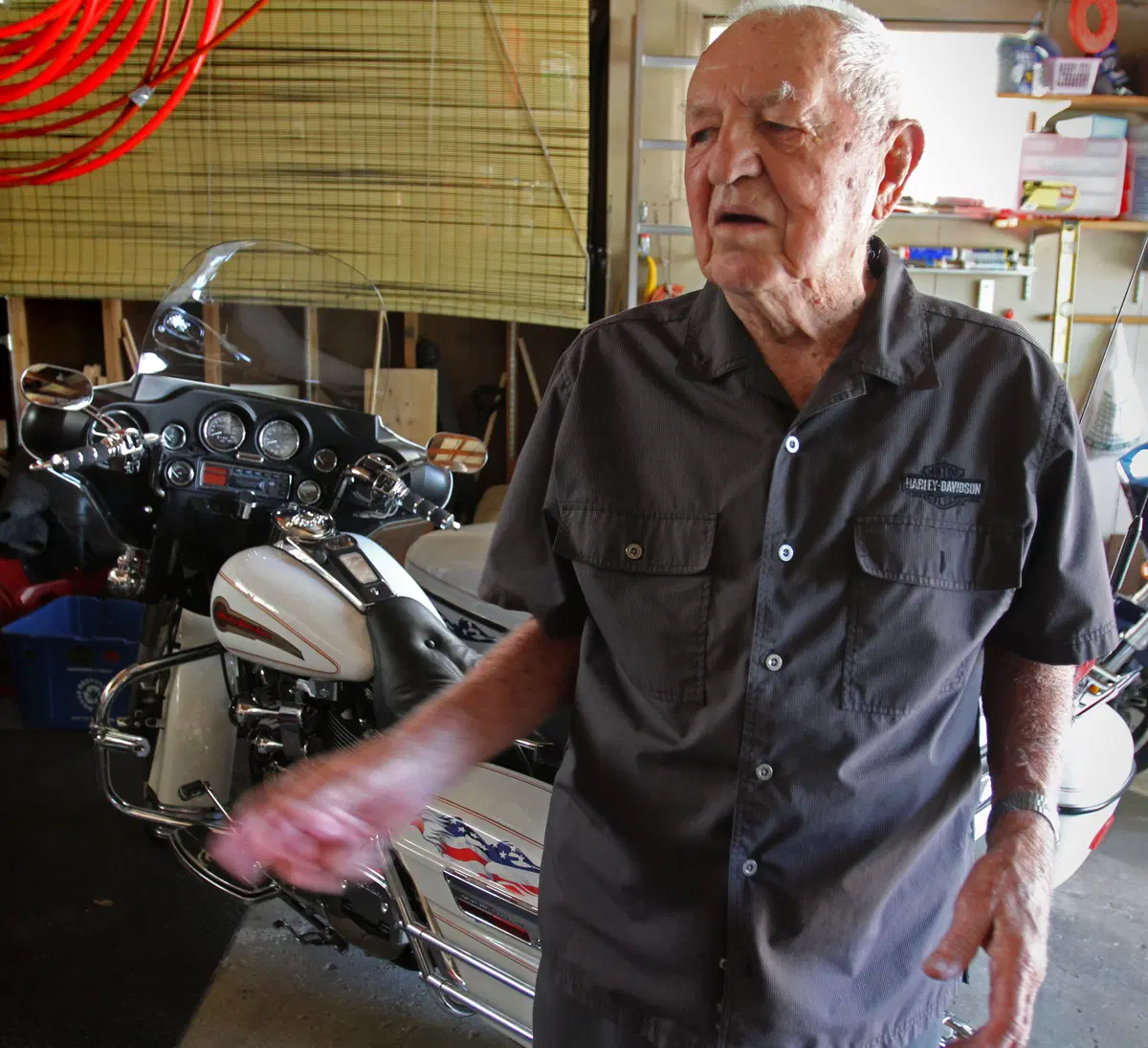 Compie cento anni e si compera un'altra Harley. Che guida (3)