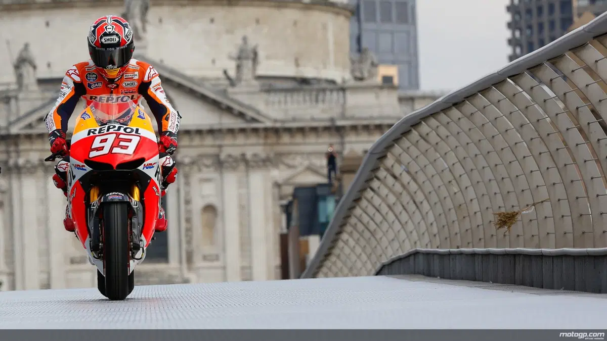 Video. Marquez a Londra attraversa il Tamigi in moto (2)