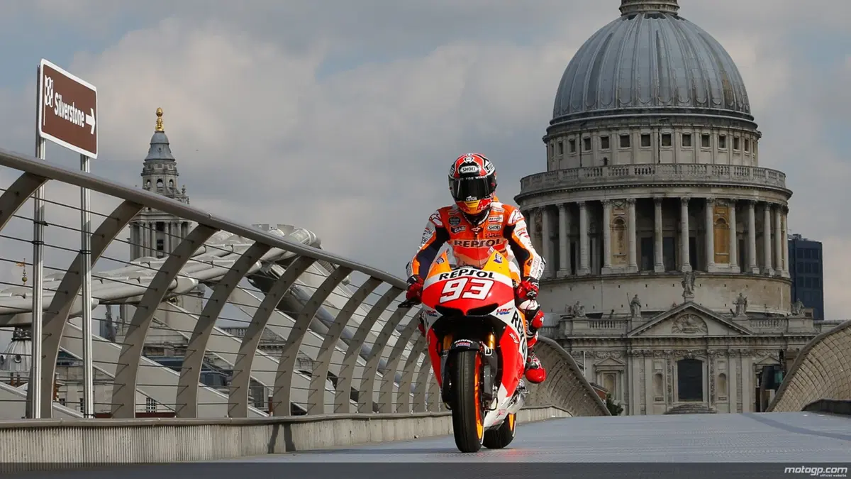 Video. Marquez a Londra attraversa il Tamigi in moto (3)