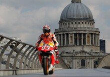 Video. Marquez a Londra attraversa il Tamigi in moto