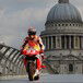 Video. Marquez a Londra attraversa il Tamigi in moto