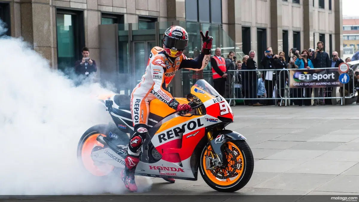 Video. Marquez a Londra attraversa il Tamigi in moto (4)