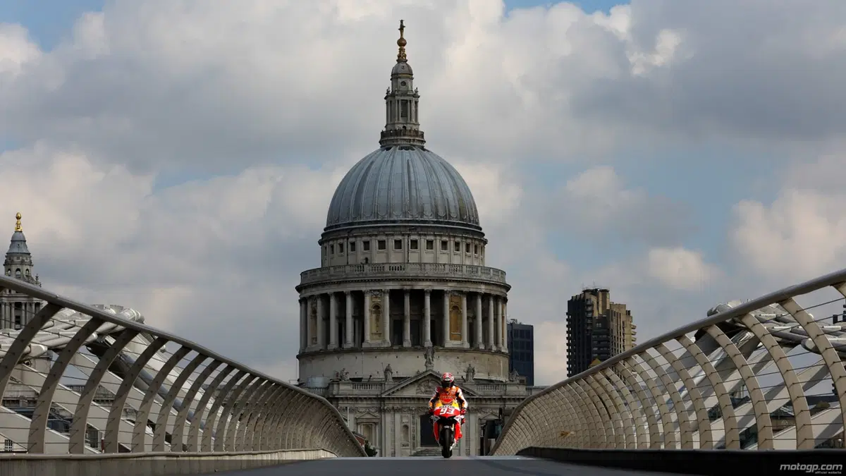 Video. Marquez a Londra attraversa il Tamigi in moto (6)