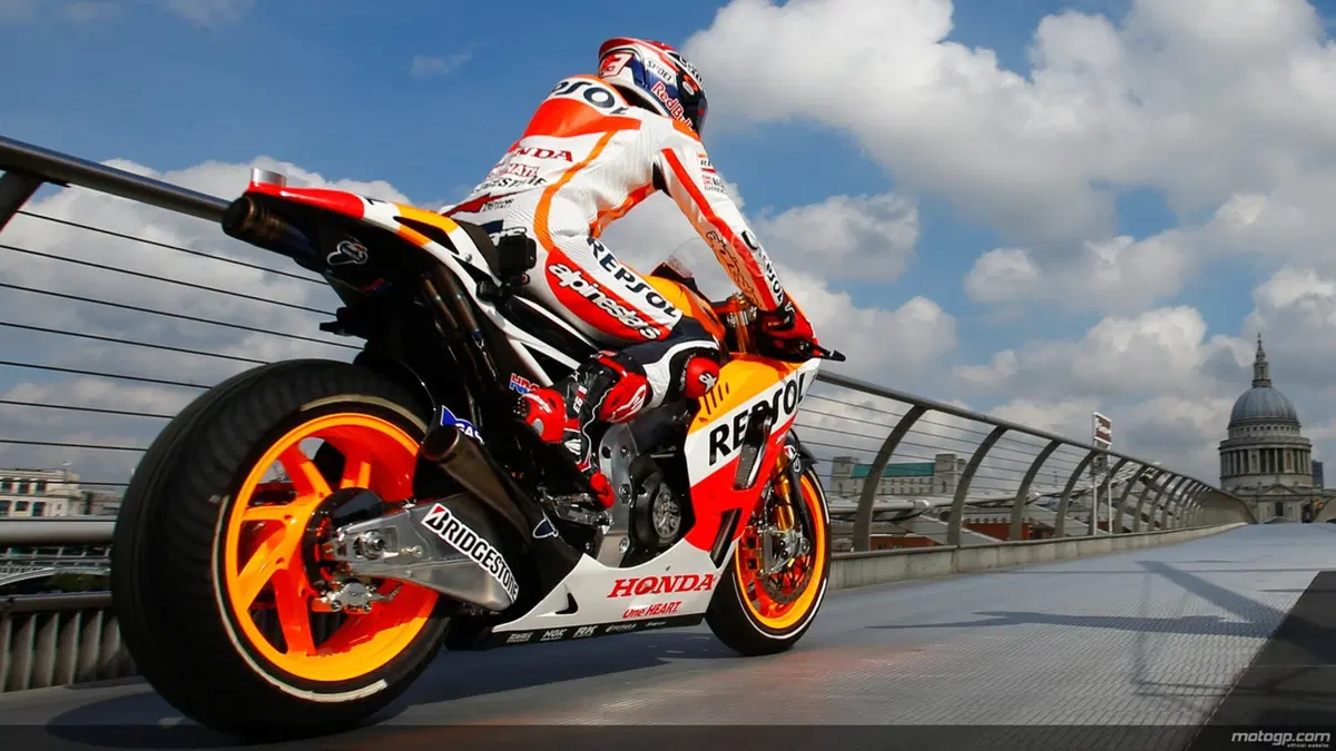 Video. Marquez a Londra attraversa il Tamigi in moto (7)