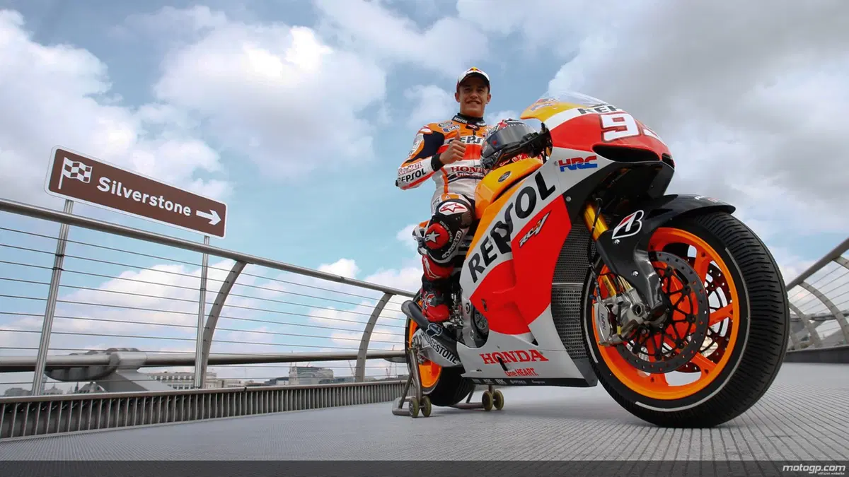 Video. Marquez a Londra attraversa il Tamigi in moto (9)