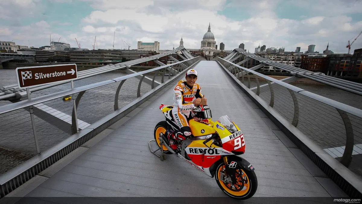 Video. Marquez a Londra attraversa il Tamigi in moto (11)