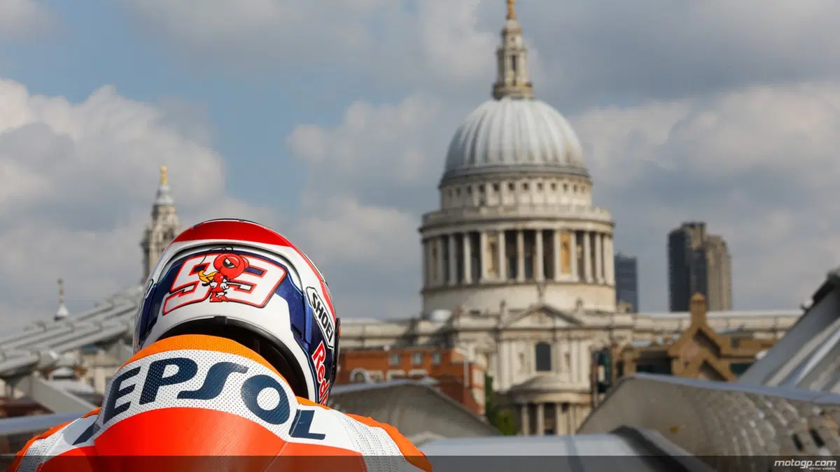 Video. Marquez a Londra attraversa il Tamigi in moto (8)