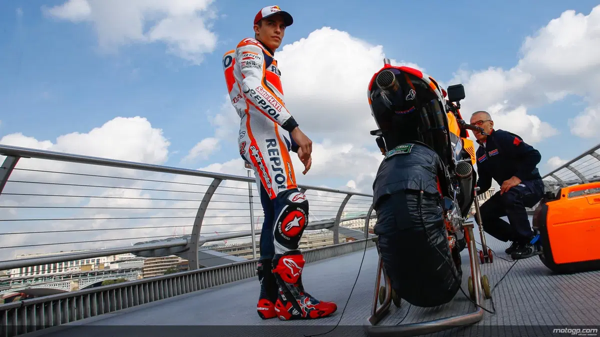 Video. Marquez a Londra attraversa il Tamigi in moto (12)