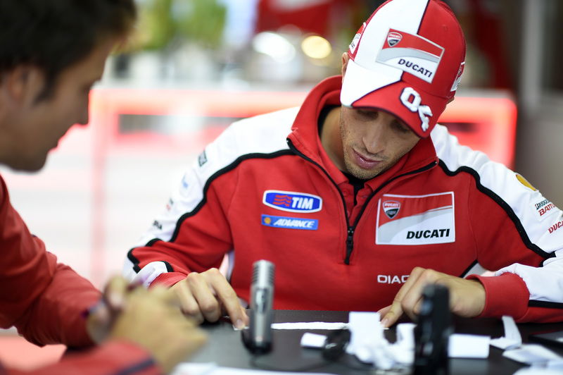 Andrea Dovizioso legge una delle domande inviate dai lettori