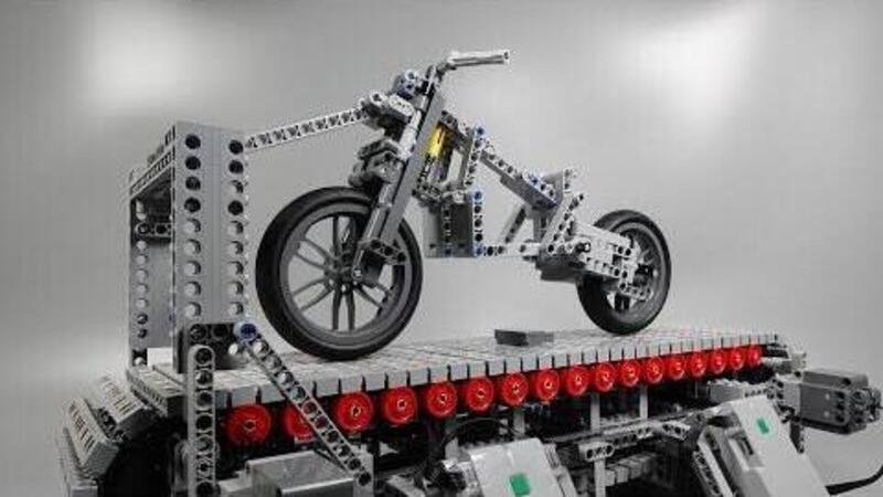 Come funzionano le sospensioni moto? Eccole spiegate con i LEGO! [VIDEO]