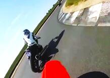 È veloce lui con la supermotard o sono lenti gli altri con le moto da corsa? Sorpassa tutti! [VIDEO VIRALE]