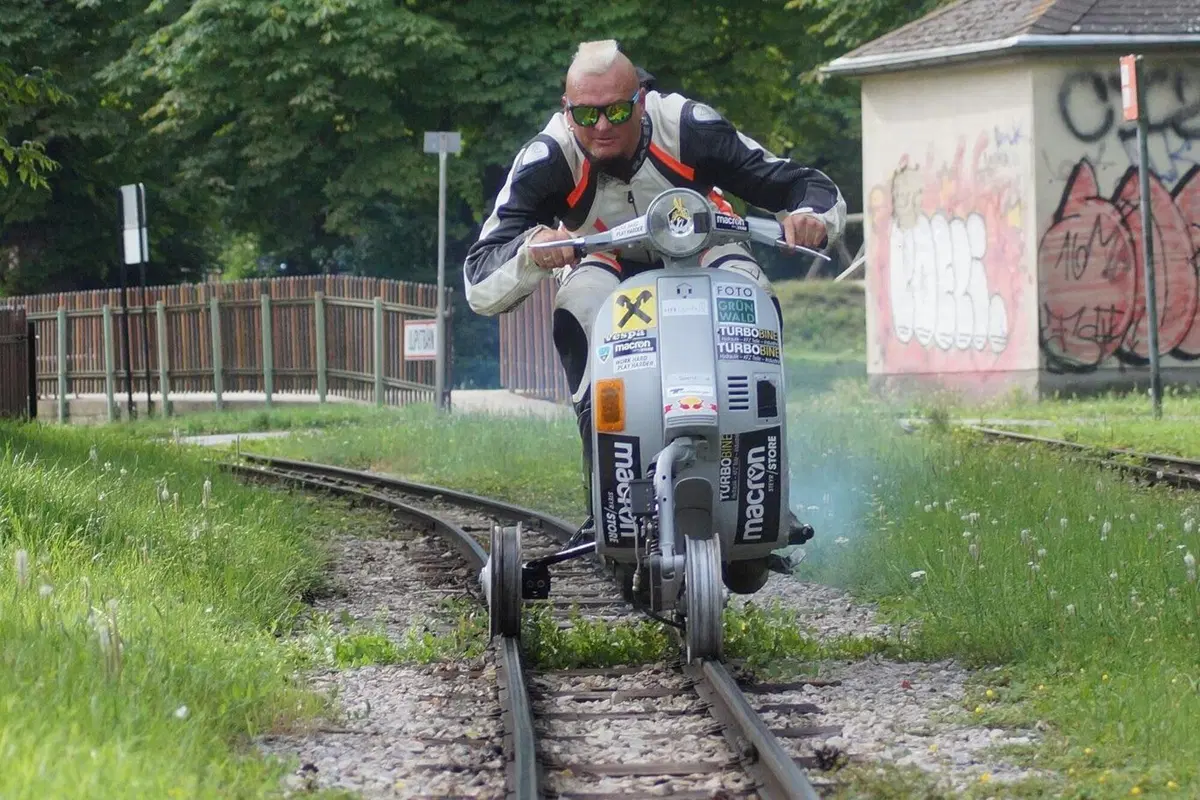 Record. Come ti trasformo la Vespa in un treno (3)