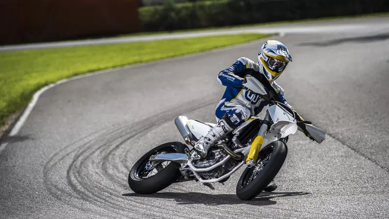 Video: Husqvarna FS 450, la supermotard in azione