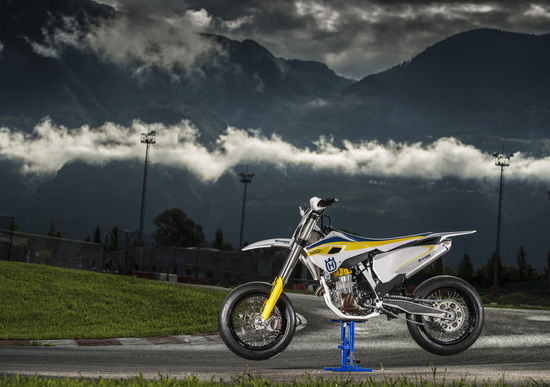 Video: Husqvarna FS 450, la supermotard in azione