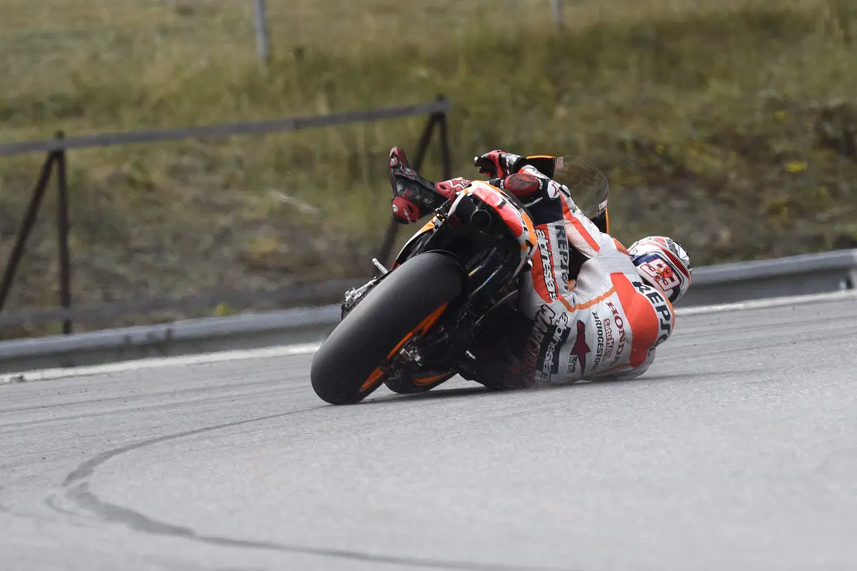 Video: Marquez e l'analisi di una curva impossibile  (8)
