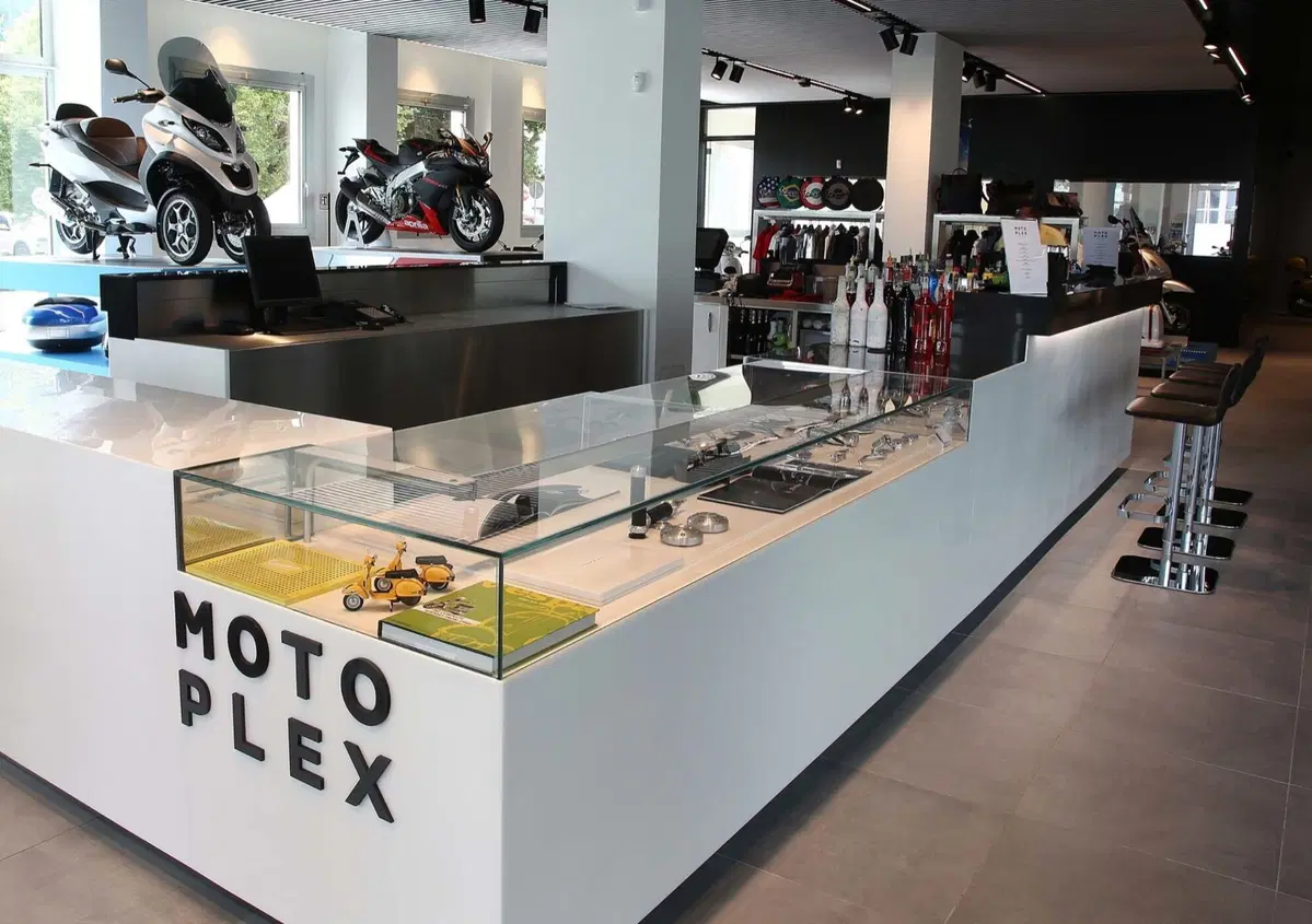 Piaggio inaugura l'area esterna di Motoplex a Mantova