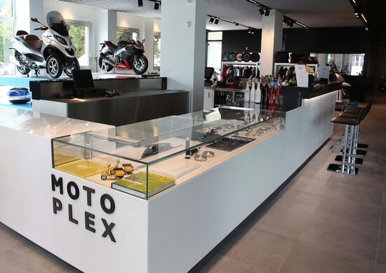 Piaggio inaugura l'area esterna di Motoplex a Mantova