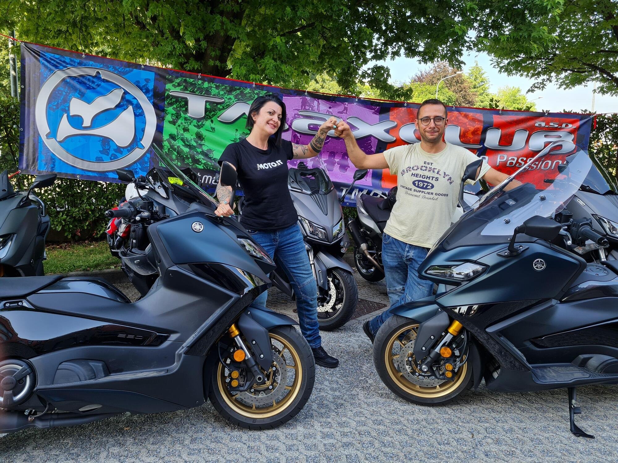 Due motociclisti al raduno del TMax Club? Si pu&ograve; fare (?) [VIDEO]