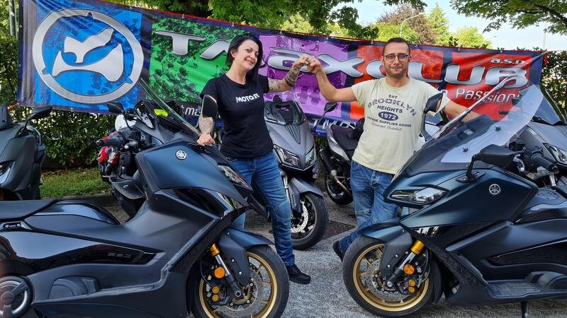 Due motociclisti al raduno del TMax Club? Si pu&ograve; fare (?) [VIDEO]
