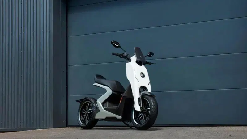 Zapp i300, lo scooter elettrico per bruciare al semaforo i "dinosauri" a benzina