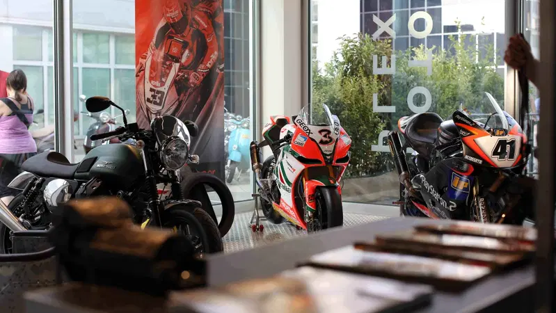 Piaggio inaugura l'area esterna di Motoplex a Mantova