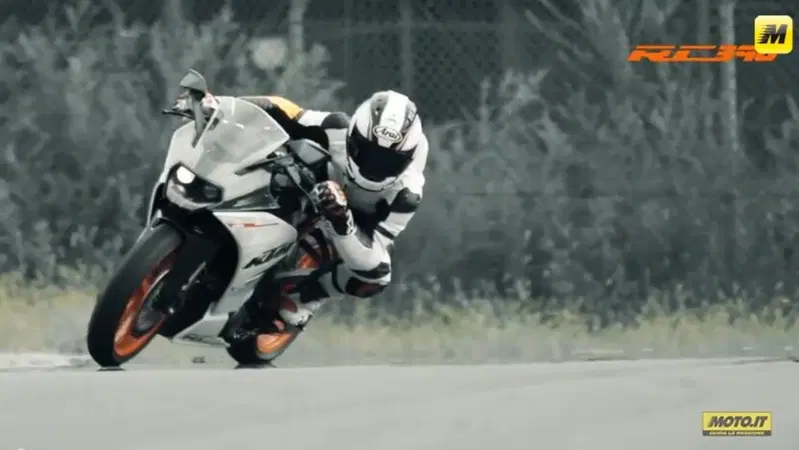 KTM RC 390, la prova su strada e in pista di Moto.it
