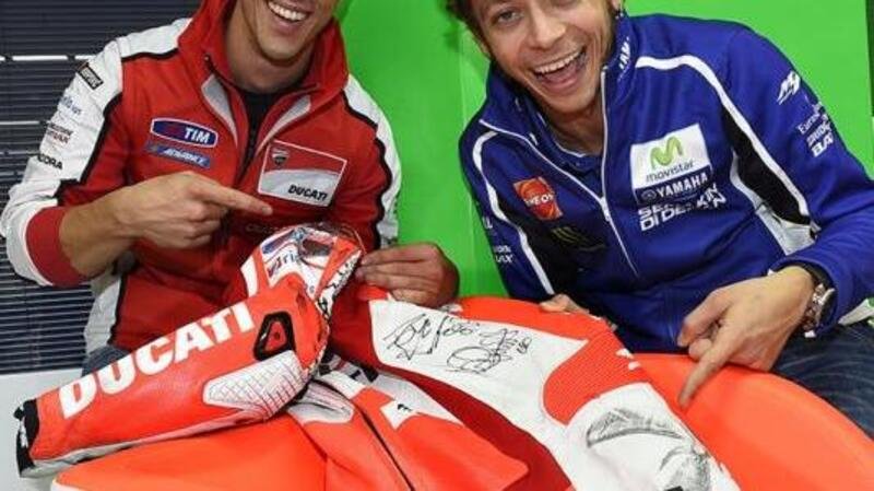 All&#039;asta la tuta di Dovizioso autografata anche da Rossi