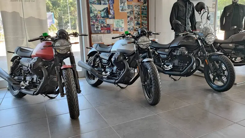 Moto Guzzi V7 Stone (2021 - 24)
