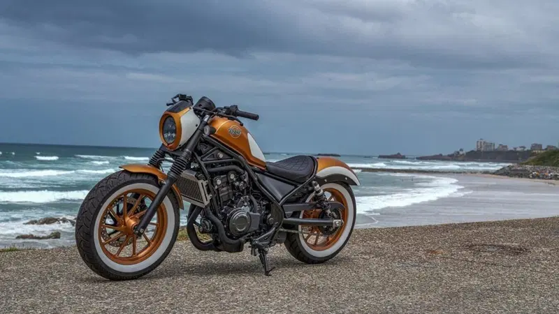 Per le special di Wheels and Waves Honda ha scelto le Rebel e a noi pare una decisione azzeccata