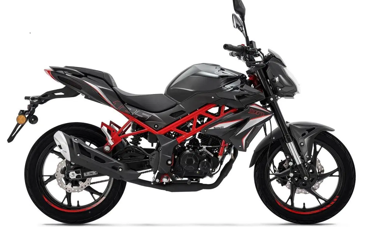 La Benelli BN 125 si rif&agrave; il look per l'estate. Per i sedicenni e non solo