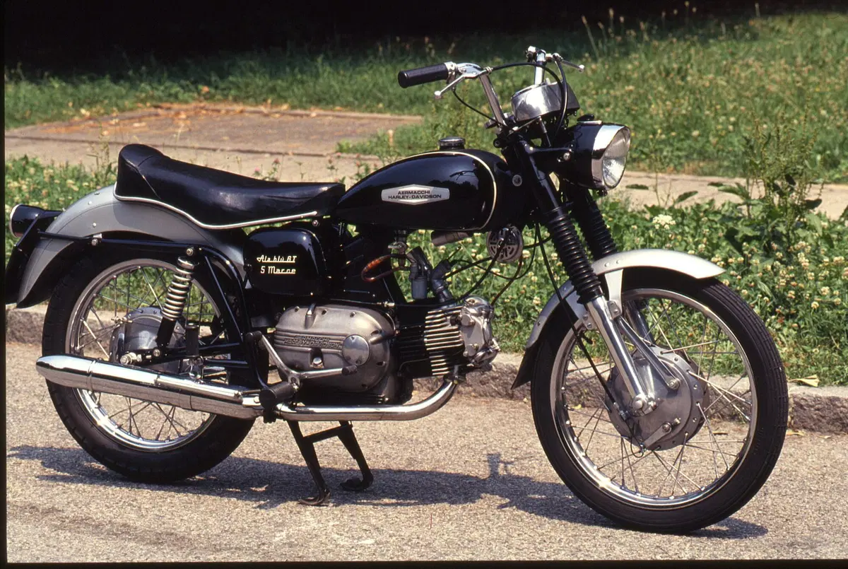 Massimo Clarke: "Aermacchi, le ali di Varese" (3)