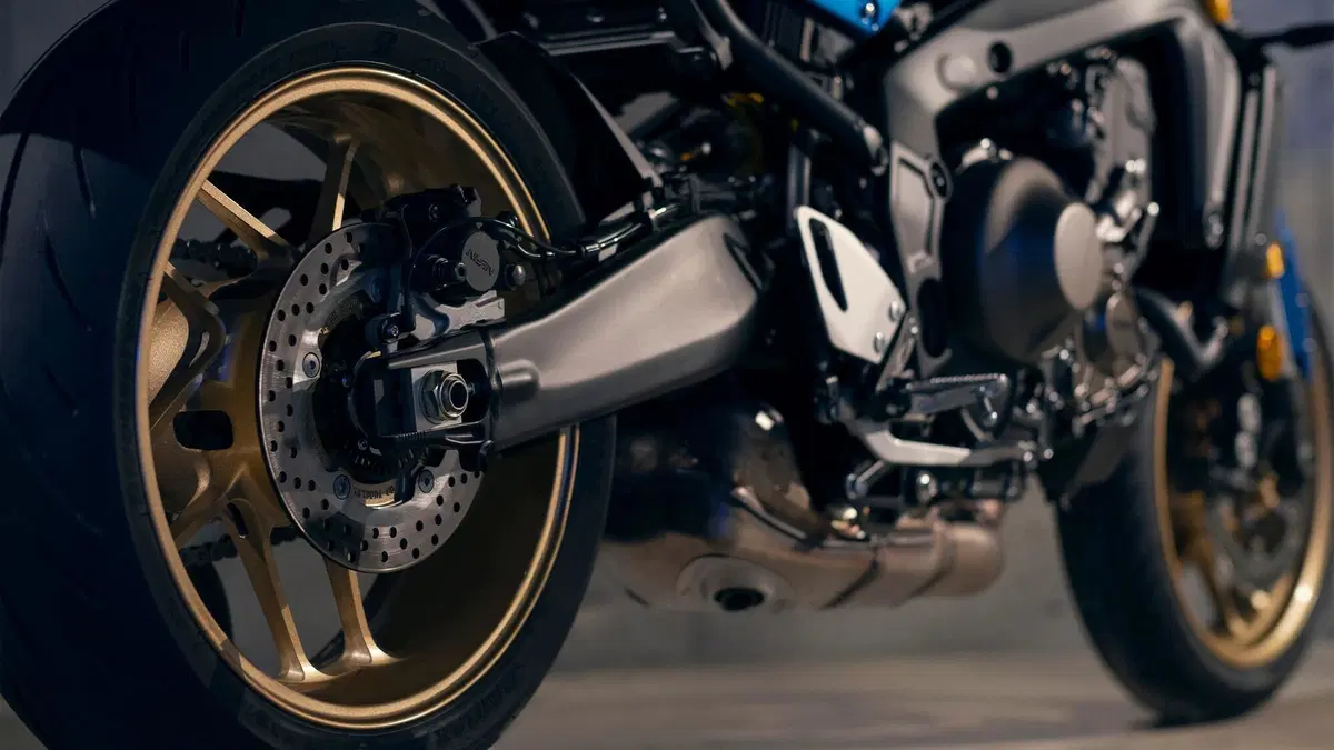 Yamaha XSR 900: divertimento in abito vintage.