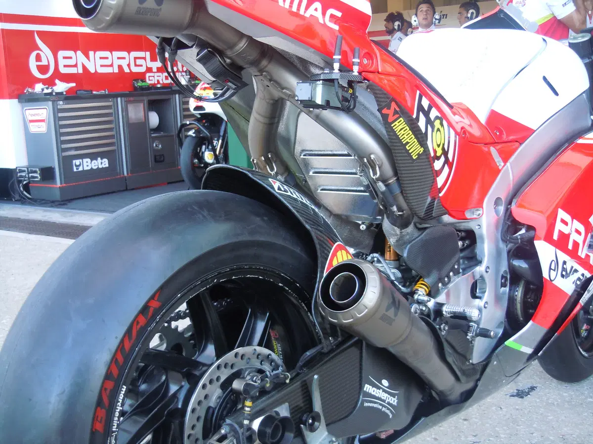 Video: Le differenze negli scarichi della MotoGP. I segreti nei dettagli (2)