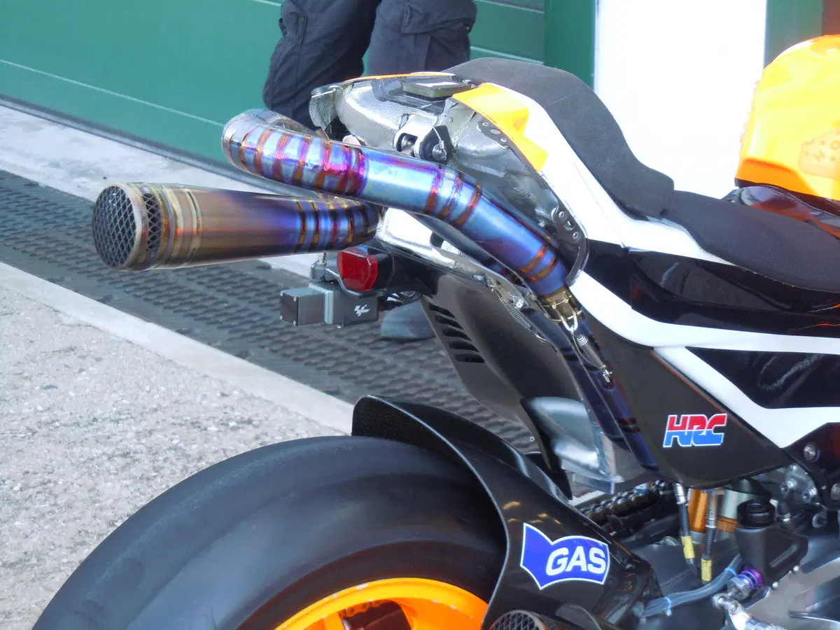 Video: Le differenze negli scarichi della MotoGP. I segreti nei dettagli (7)