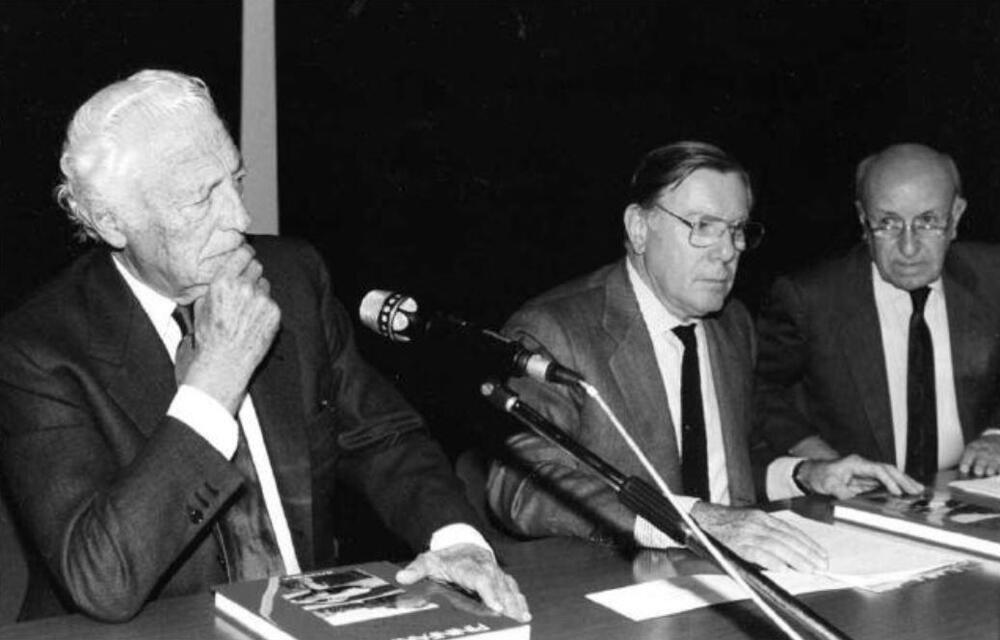 Colombo, primo a destra, con Gianni Agnelli e Sergio Pininfarina alla conferenza Aisa del 1993 per la presentazione del libro su Giovanni Battista Farina