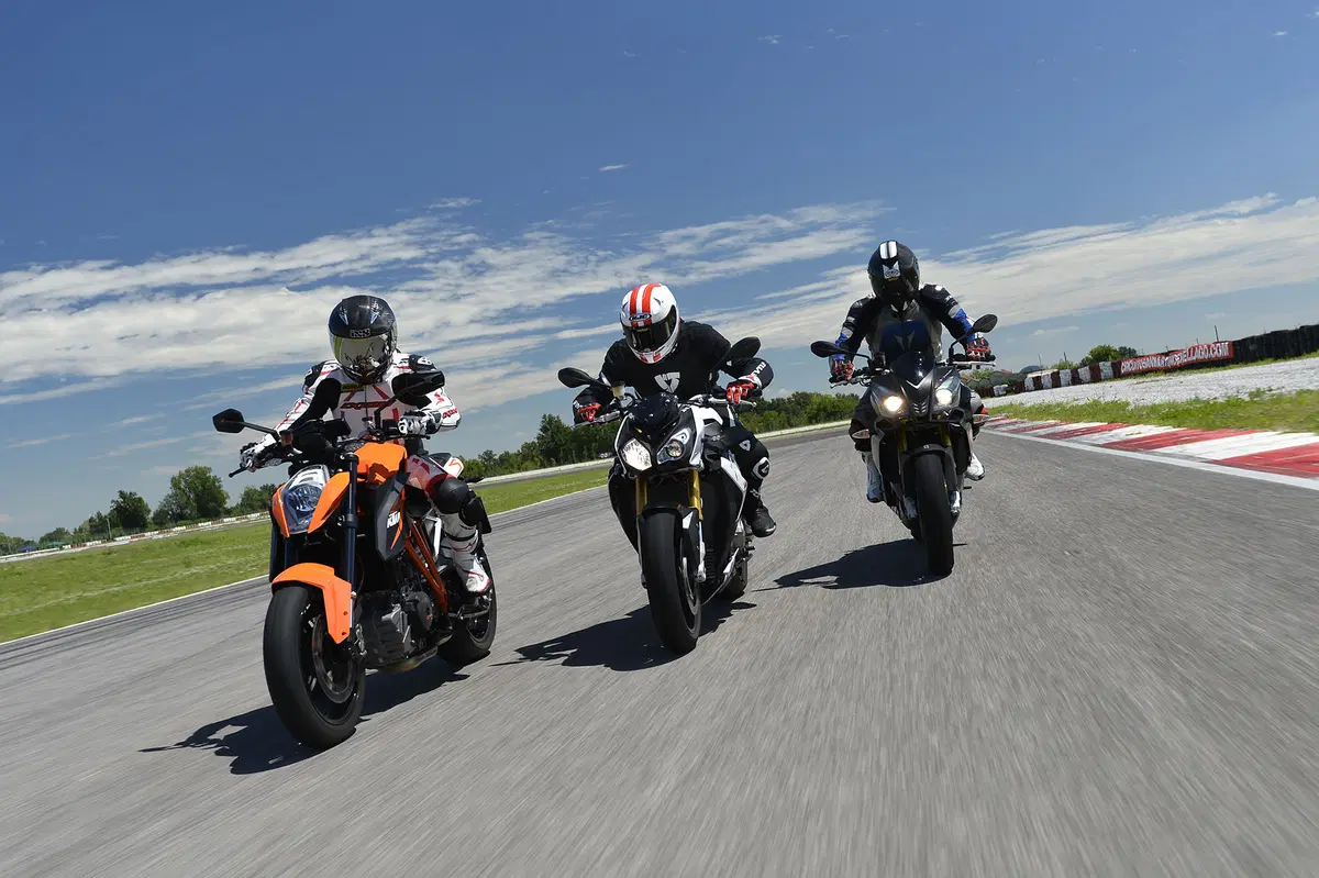 Aprilia Tuono V4 R APRC, BMW S 1000 R, KTM 1290 Super Duke R (9)