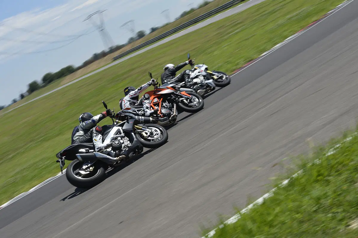Aprilia Tuono V4 R APRC, BMW S 1000 R, KTM 1290 Super Duke R (10)