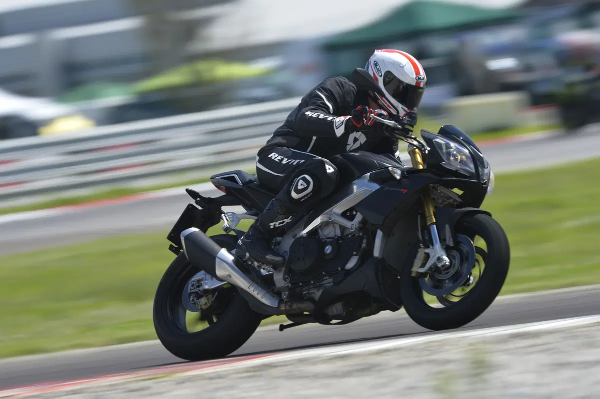 Aprilia Tuono V4 R APRC, BMW S 1000 R, KTM 1290 Super Duke R (12)